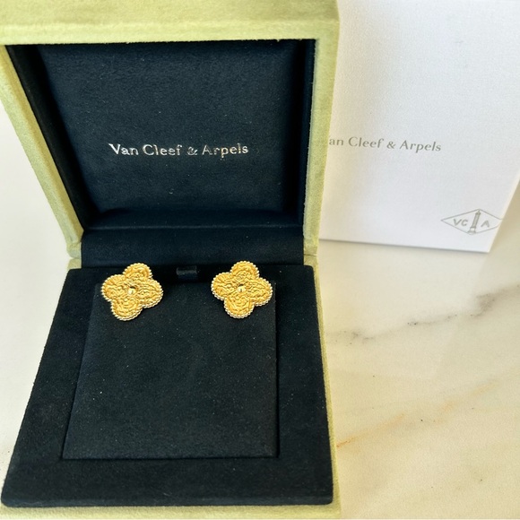 Van Cleef & Arpels Magic Alhambra Earrings in 18K yellow gold - Picture 1 of 6